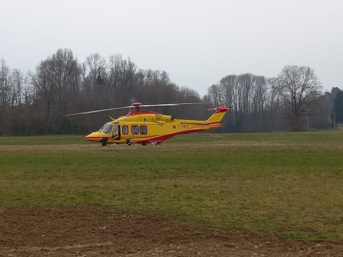 20220311_160317 Elicottero di soccorso in un campo adiacente la via Fontanelle a Fenegrò. Fotografia (C) Giancarlo Nicoli.