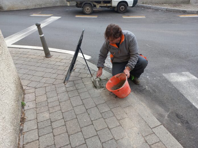 20220314_102943 Giuseppe al lavoro per ripristinare un palo di via Roma. Fotografia (c) Giancarlo Nicoli