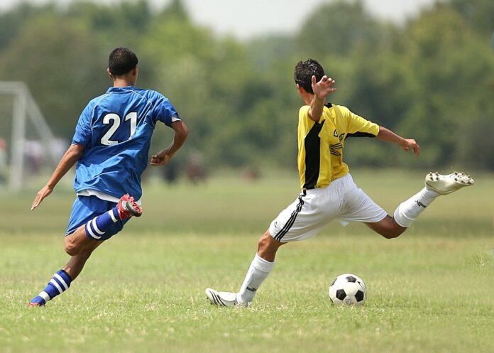 Due calciatori giocano col pallone. Immagine di repertorio. Fonte: Pixbay. Royalty free.