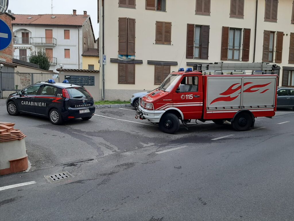 Vigili del Fuoco e Carabinieri in via Vittorio Veneto a Fenegrò. Fotografia (C) Mario Pagani.