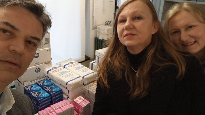 IMG-20220312-WA0004 Le sorelle Kornelia Zofia e Katarzyna Pielka ritirano dal dott. Giancarlo Nicoli i farmaci e i prodotti per l'igiene personale donati dalle classi quinte della scuola primaria di Fenegrò.