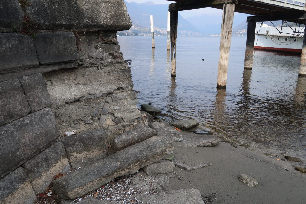 (Como, ormeggio di villa Olmo. Il muro di contenimento. Dettaglio. Fotografia © di Susanna Pagani).