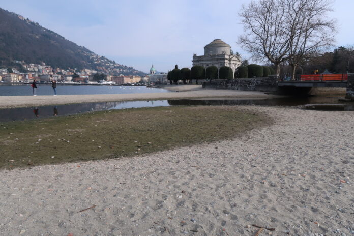 IMG_4237 (Como. Il tempio Voltiano al centro, la foce del Cosia a destra, il centro città a sinistra, visti dalla spiaggia del Cosia, in primo piano. Fotografia © di Susanna Pagani).