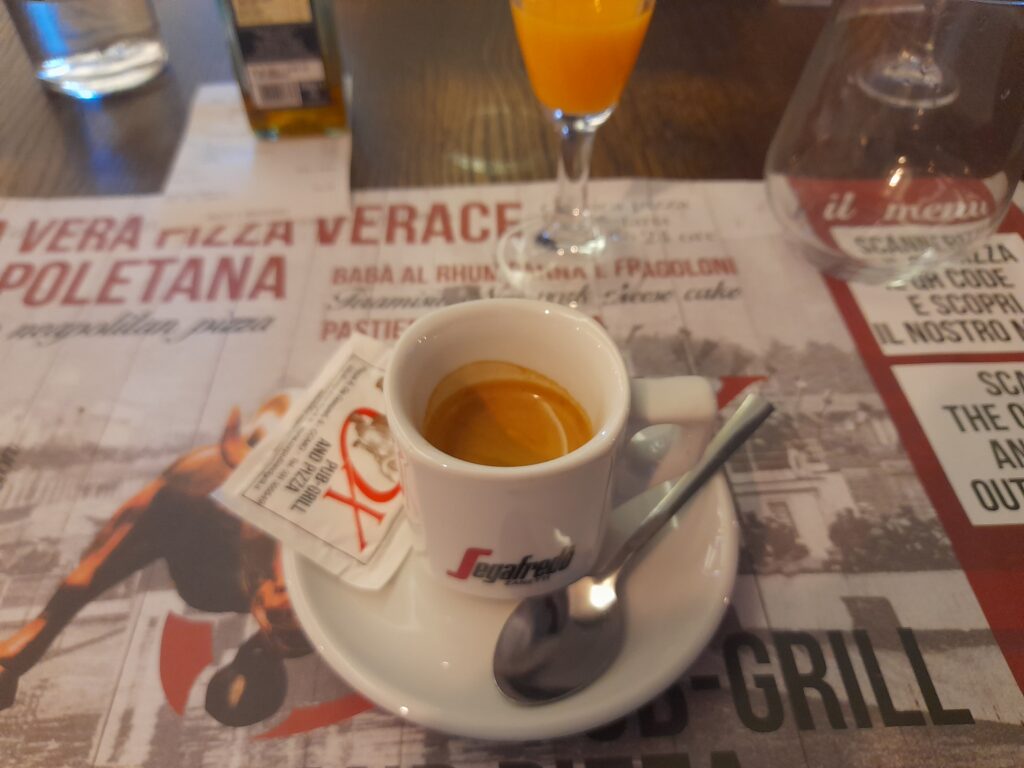 (Como. Ox. Il caffè e il meloncello).