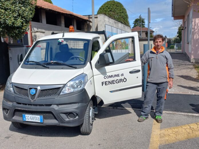 20220401_120916 Giuseppe Pietrangelo in posa con il nuovo Piaggio Porter comunale.