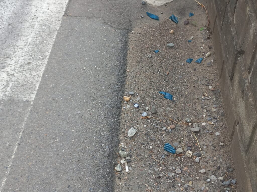 Sono visibili per terra i frammenti di lente, caduti in seguito al danneggiamento di una lampada.