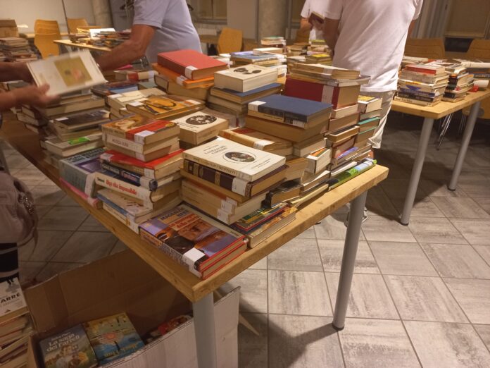 Centro polifunzionale di Fenegrò: prima sera di distribuzione gratuita di libri.