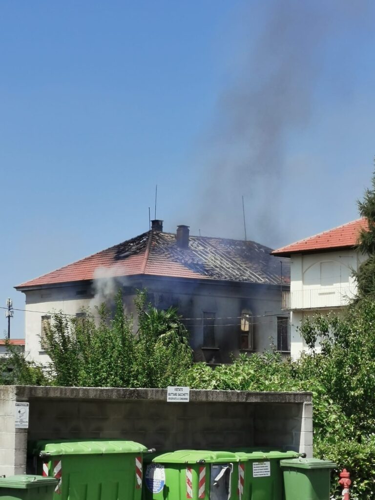 Incendio a Fenegrò. Prende fuoco un intero edificio. Fotografia © Mario Pagani.