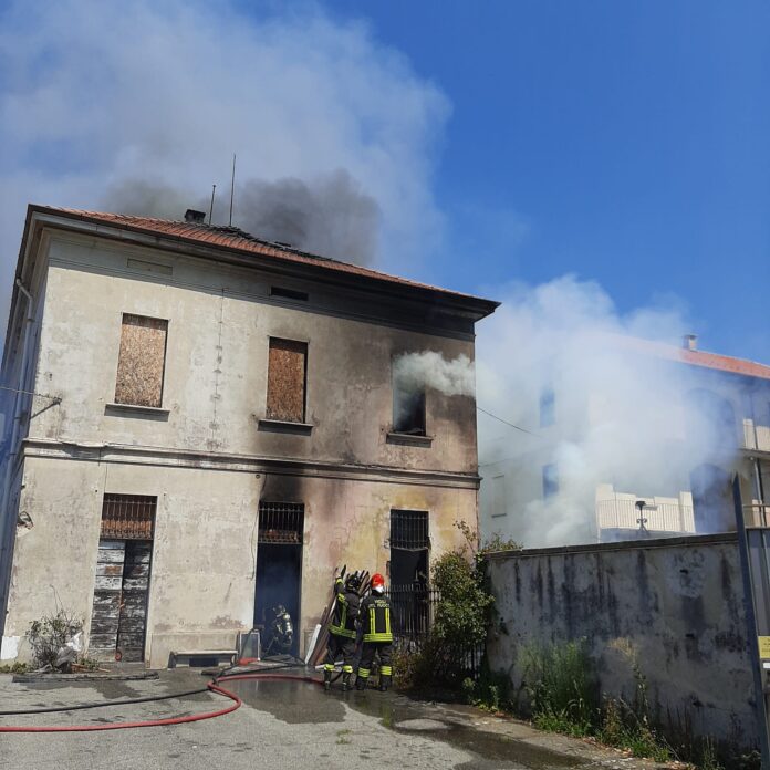 IMG-20220804-WA0006 Incendio a Fenegrò. Vigili del Fuoco al lavoro. Fotografia © Mario Pagani.