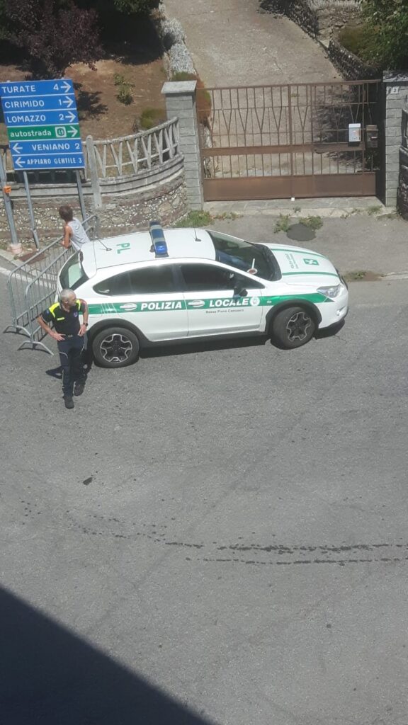 Incendio a Fenegrò. La Polizia Locale blocca l'accesso a via Trento.. Fotografia © Fenegroe.it.