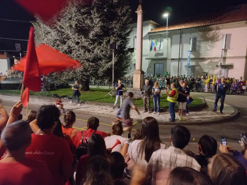Palio di Fenegrò. L'arrivo della Minisbiciclettata. Fotografia © Egisto Veneziani