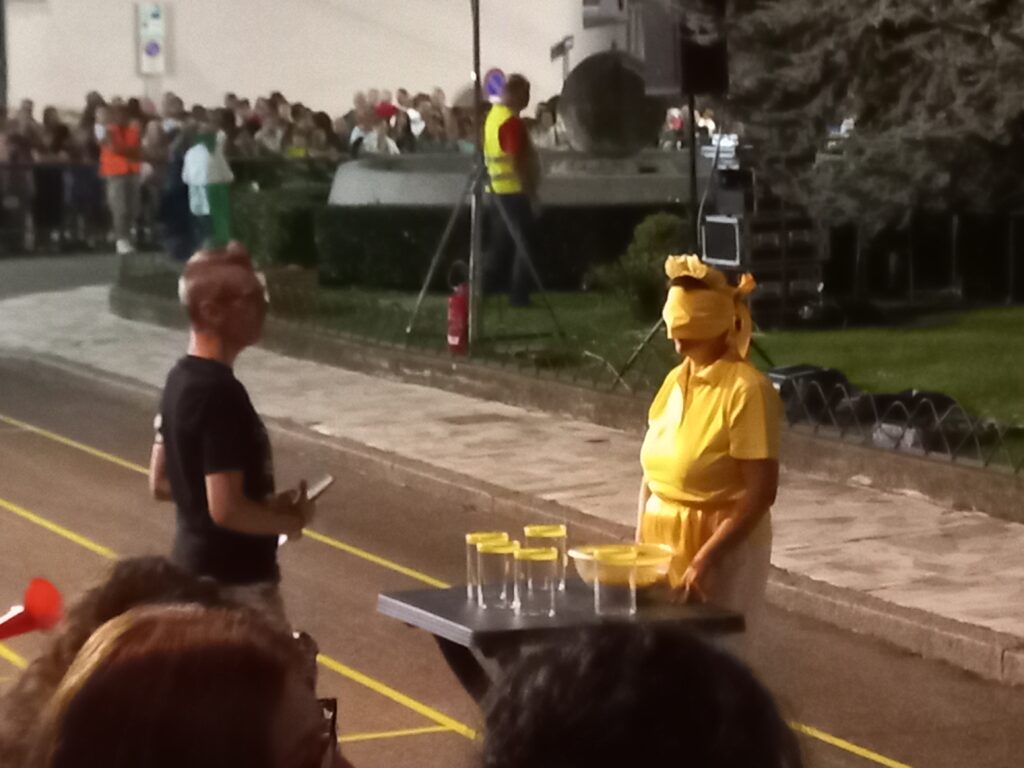 Palio di Fenegrò. Il terzo gioco è: "Dividi la pasta". Fotografia © Egisto Veneziani