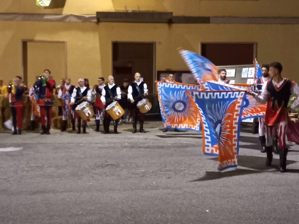Palio di Fenegrò. Gli Sbandieratori di Fenegrò e il Gruppo Tamburini.