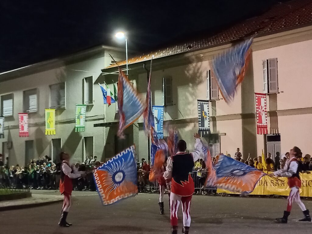 Palio di Fenegrò. Lo spettacolo degli Sbandieratori.