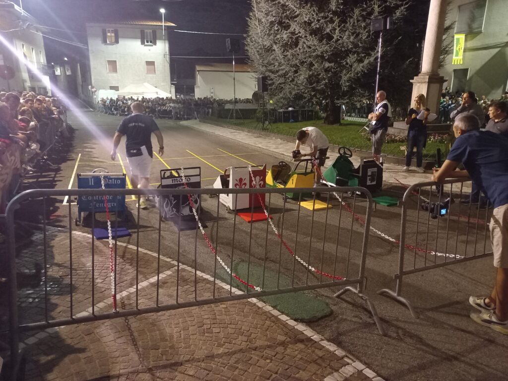 Palio di Fenegrò. La messa a punto delle auto che partecipano al "Gran Prix".