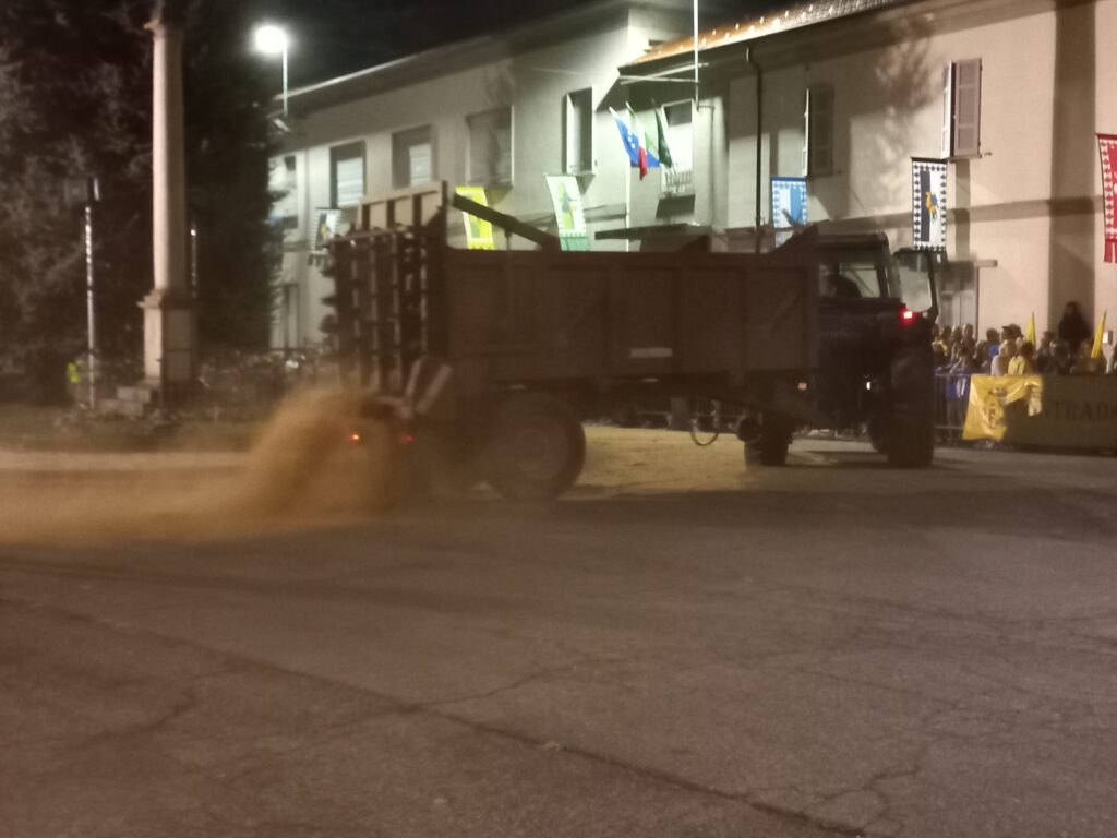 Palio di Fenegrò. "Corsa con gli asini". Preparazione del circuito di gara.