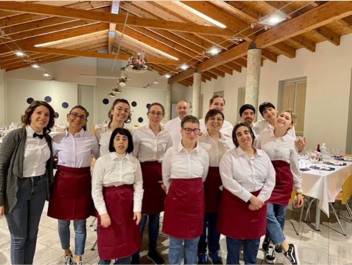“Che fantastica storia è la vita”, il racconto di una cena - Lo staff che ha servito ai tavoli.