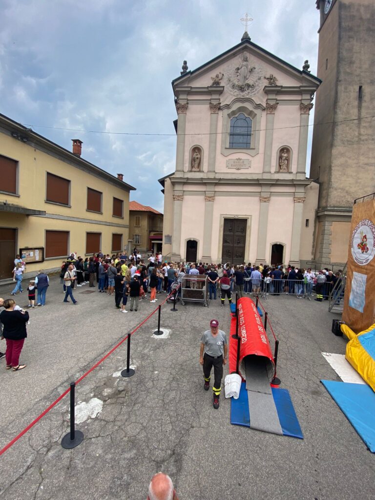Festa di fine anno della Scuola dell'Infanzia, giocando con i pompieri. Fotografia (c) Fenegroe.it