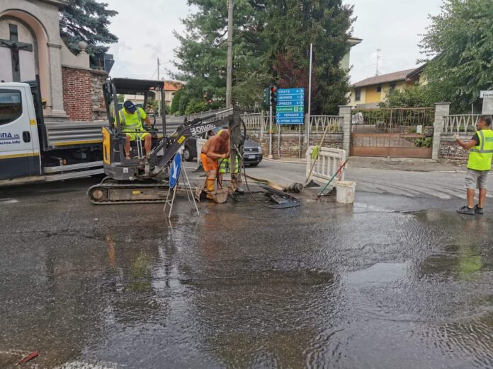FB_IMG_1720883928221 Fenegrò, importante perdita d'acqua alle quattro strade.