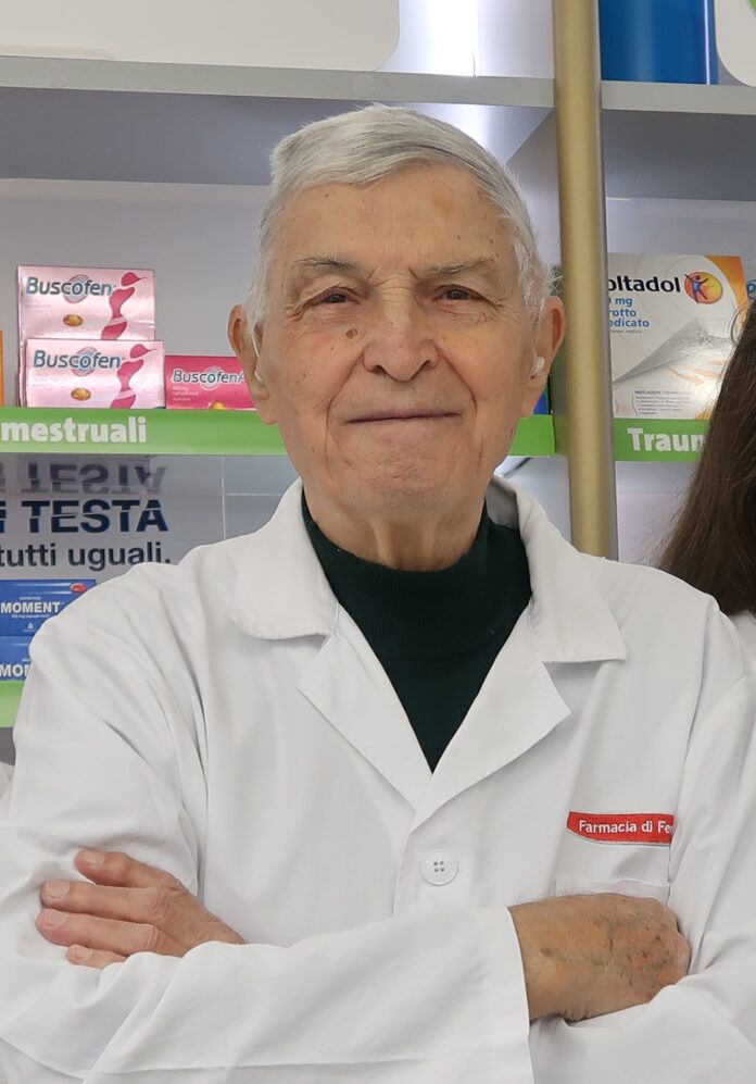 Il dottor Eugenio Nicoli, ritratto nel 2018, in occasione del festeggiamento del 50° anniversario di esercizio della farmacia di Fenegrò.