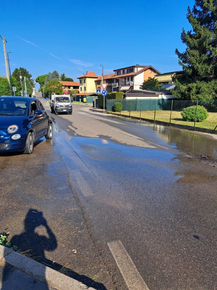Perdita d'acqua in via Monte Grappa a Fenegrò